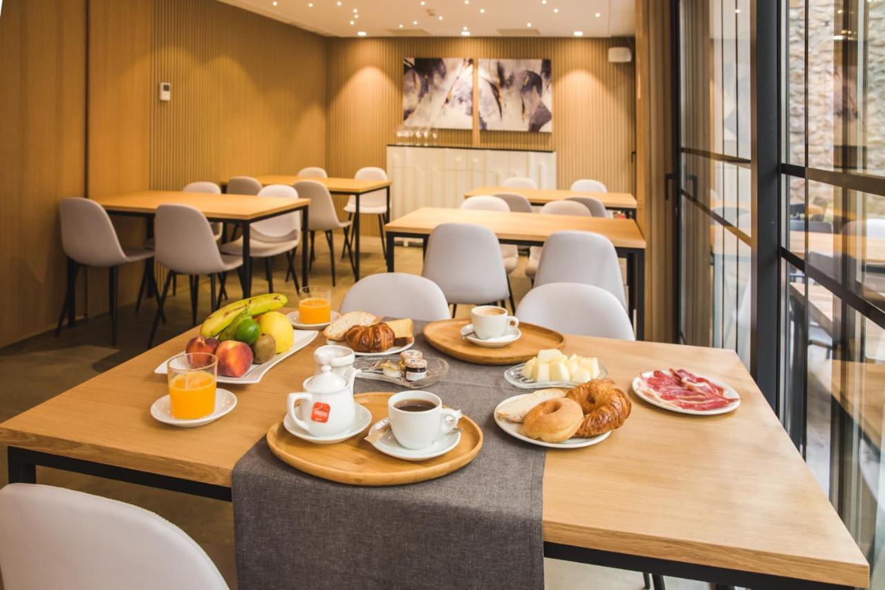 Dwo Abaster Hotel โซรีอา ภายนอก รูปภาพ